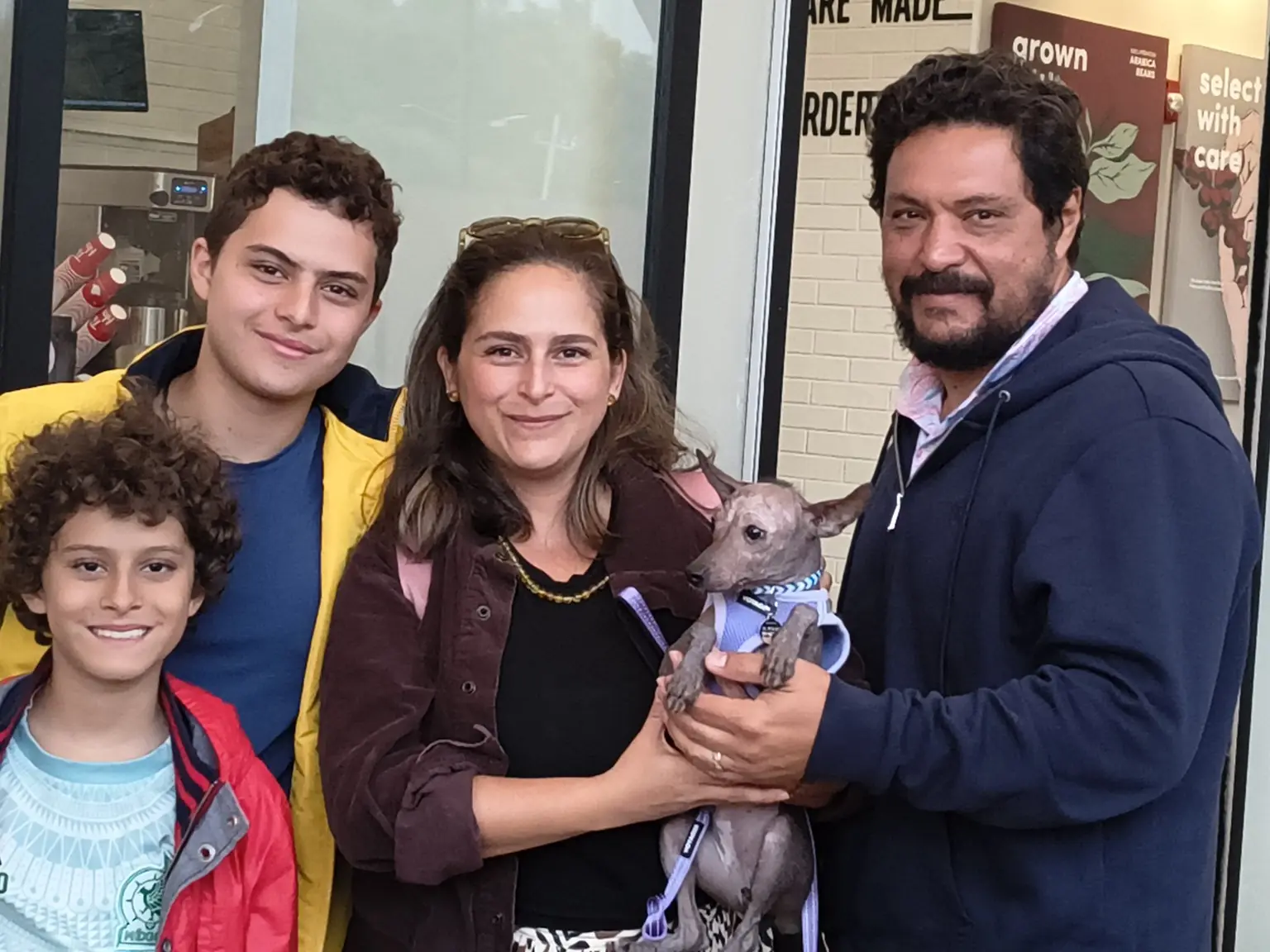 Entrega de Teyolia Ramírez, xoloitzcuintle miniatura, a Graziella Domino y su familia en CDMX